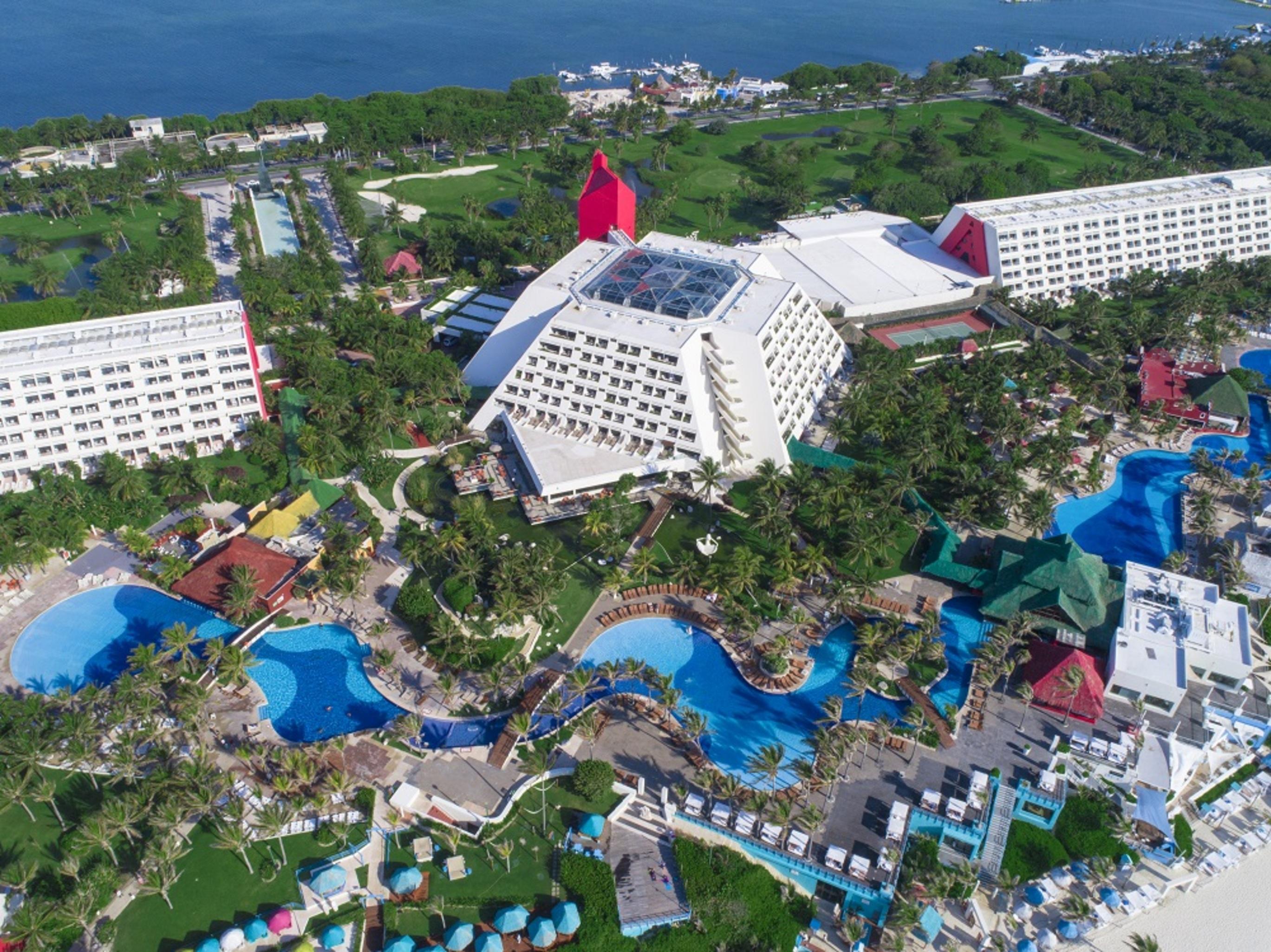 The Pyramid Cancun By Oasis Exterior foto Aerial view of the resort