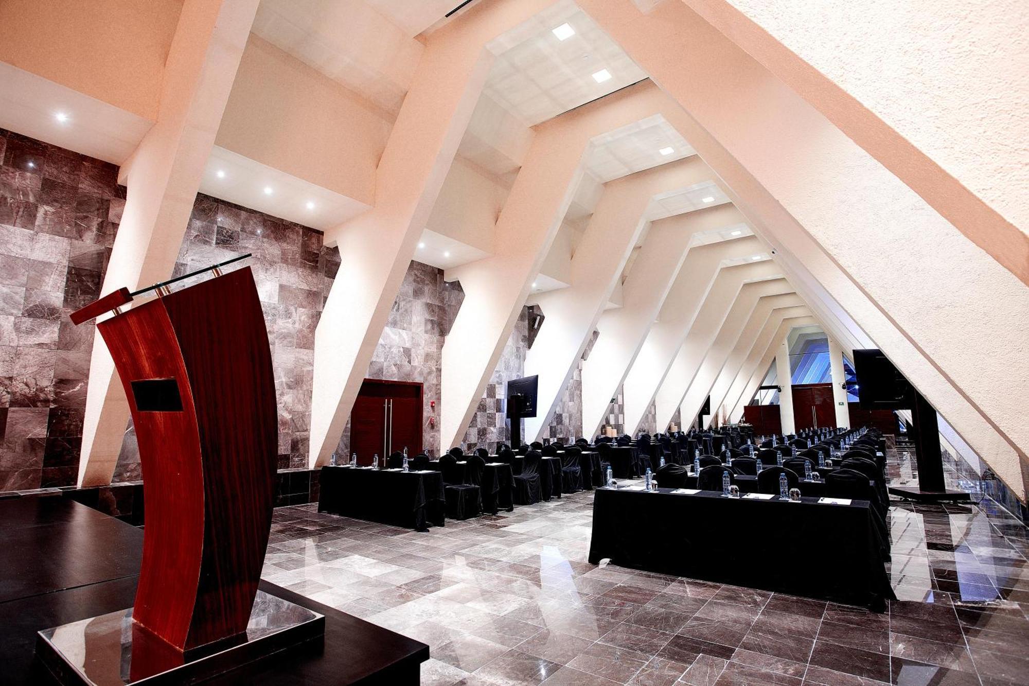 The Pyramid Cancun By Oasis Exterior foto The 2011 World Trade Center Convention Center